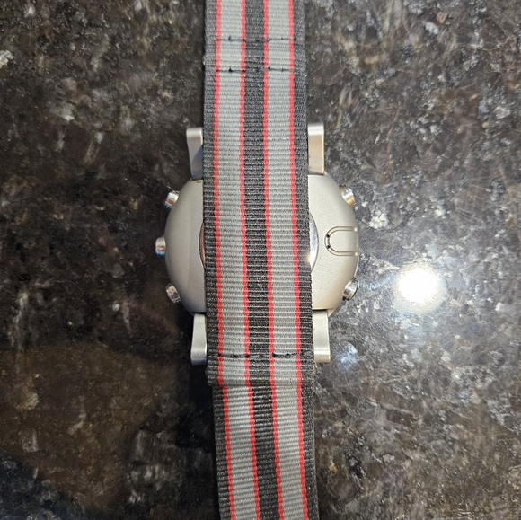 Suunto essentials with Gray and Red Nato Strap - Picture 2 of 2